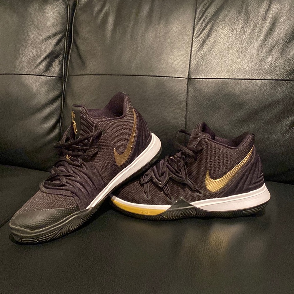 NIKE KYRIE 5s BLACK&GOLD